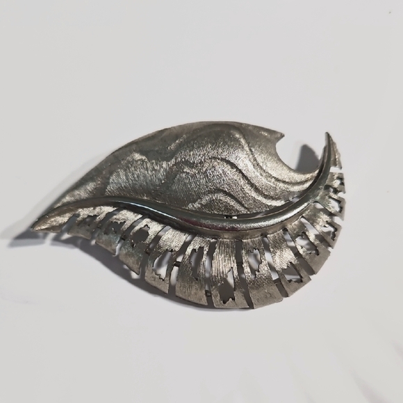JJ Jonette Jewelry - Vintage Brooch Silver Toned Shell Shaped, stamped "JJ"